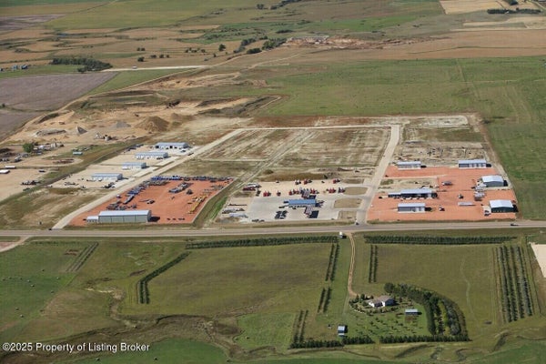 30J ST SW, DICKINSON, ND 58601 - Image 2f3519bd741c221f2b38c8a81e587961/3646527146