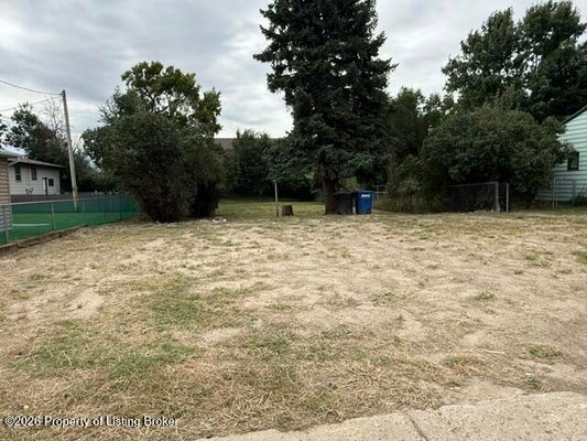 202 D ST, DICKINSON, ND 58601 - Image 48b1d3297d812f3da94bea0e8a781396/3149543313