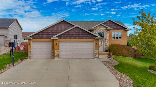 972 MUSTANG AVE, DICKINSON, ND 58601 - Image 6244dfa3e975ad570e38071e1dcdc85f/132207610