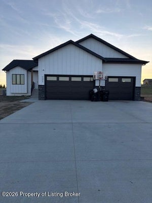 4095 ACRES DR, DICKINSON, ND 58601 - Image b244cabe647d0164a4e705c4246ef3ef/1518511292