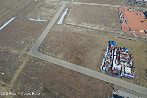 30J ST SW, DICKINSON, ND 58601 - Image db3cad04bfe1bbce86aa7f9e7b9badb1/1788031338