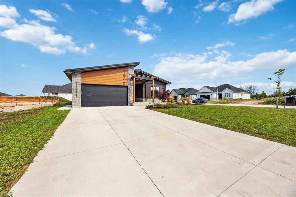 3476 PAUL Crescent
