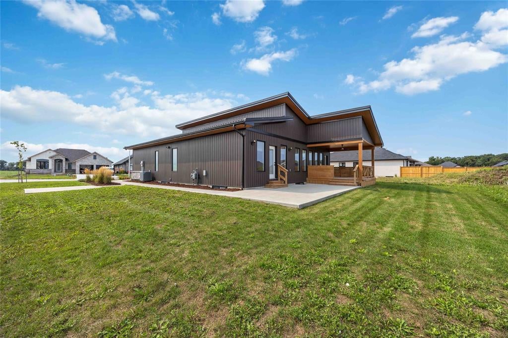 3476 PAUL Crescent