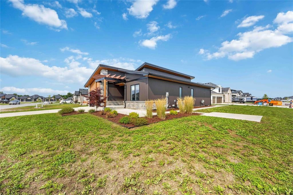 3476 PAUL Crescent