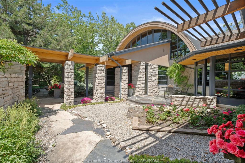 450 RUSSELL WOODS Road