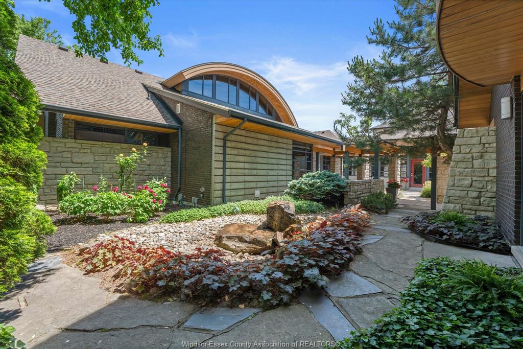 450 RUSSELL WOODS Road