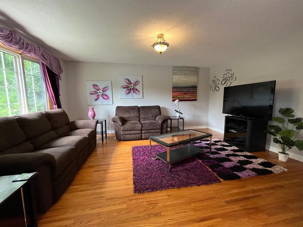 253 CLAIRWOOD Crescent