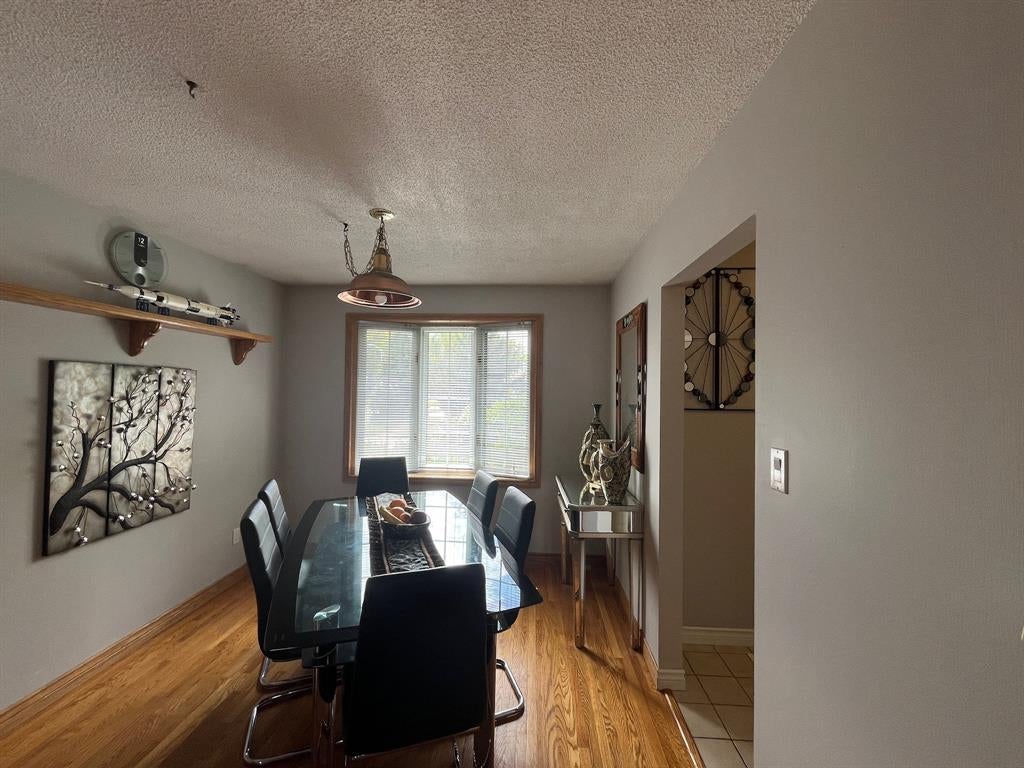 253 CLAIRWOOD Crescent
