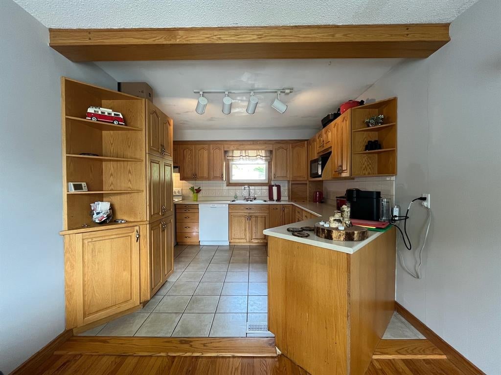 253 CLAIRWOOD Crescent