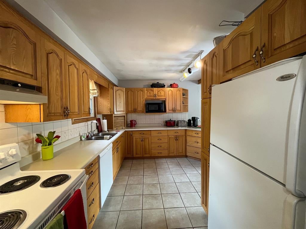 253 CLAIRWOOD Crescent