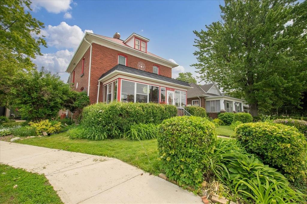 9 MAIN Street South