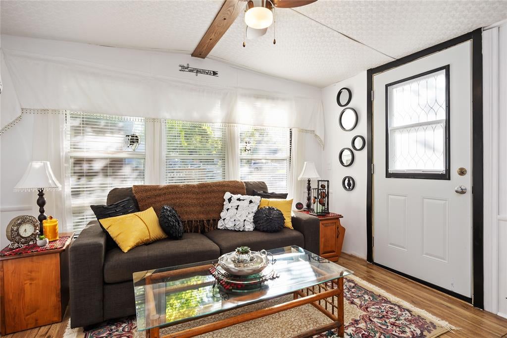 4895 Lakeshore Road 39