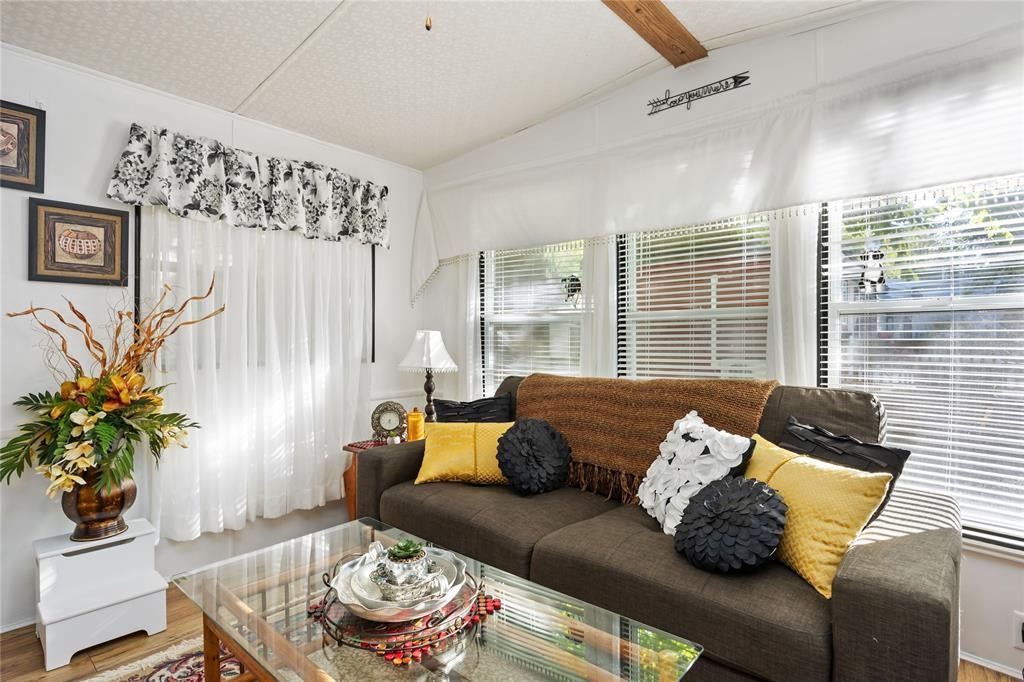 4895 Lakeshore Road 39