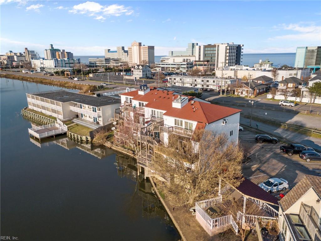 205 Lake DR