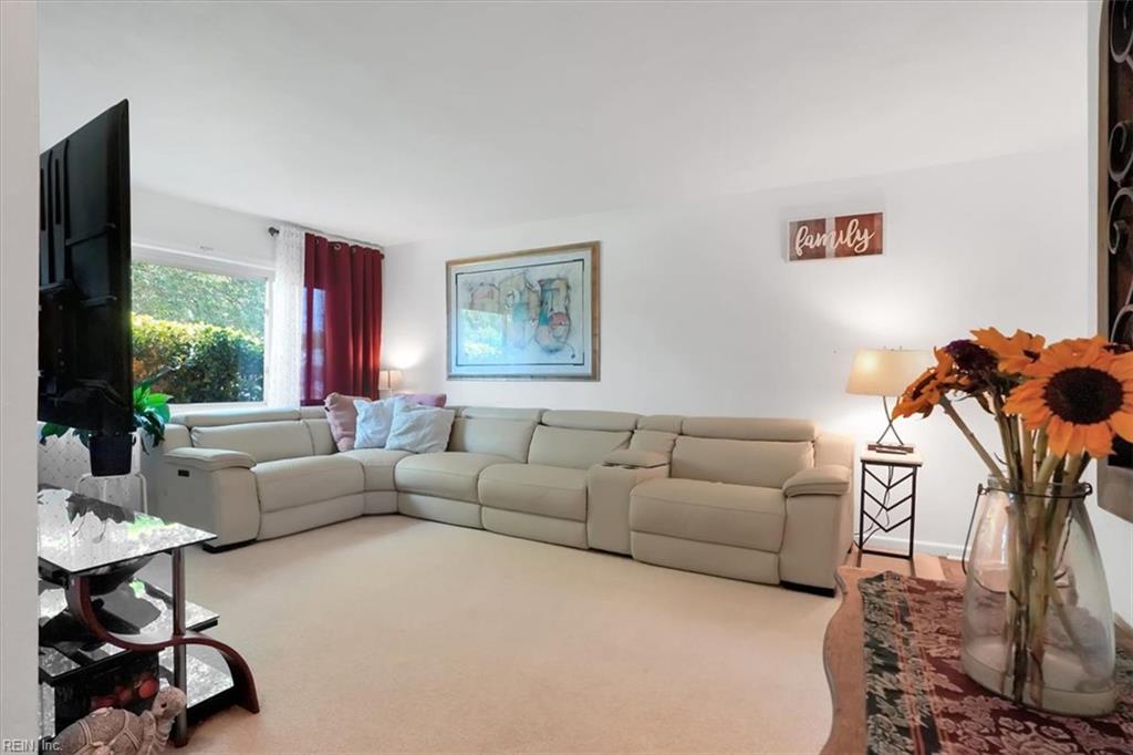 244 E McGinnis Cir