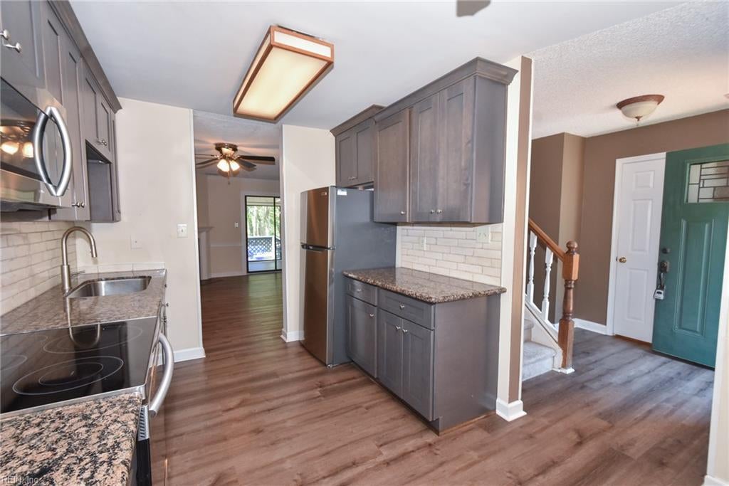 102 River Point DR