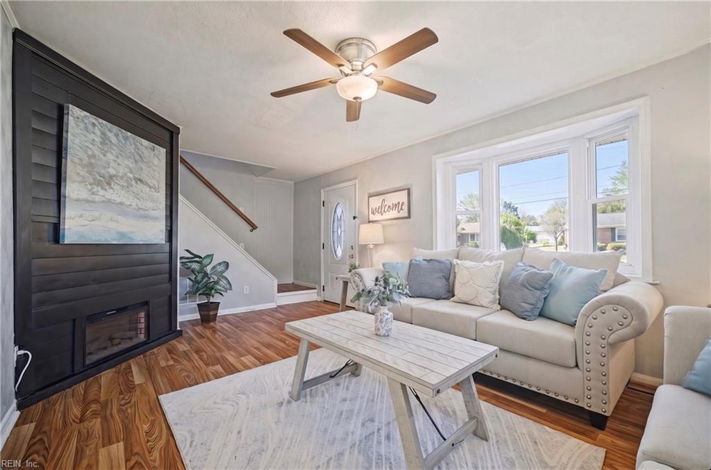 446 Dauphin LN
