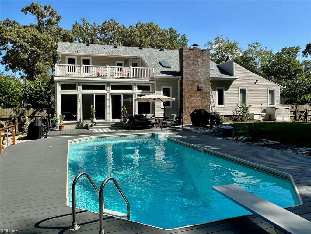 1060 Commodore DR