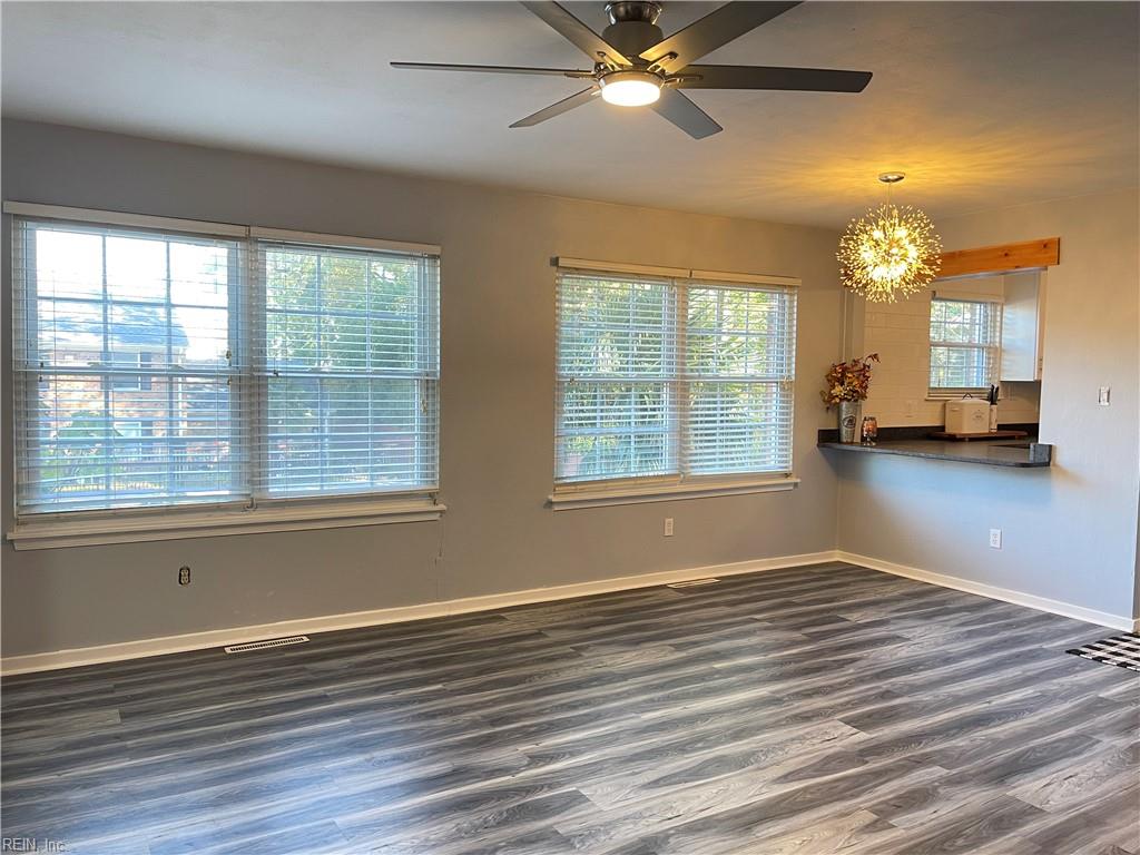 1001 Barclay SQ