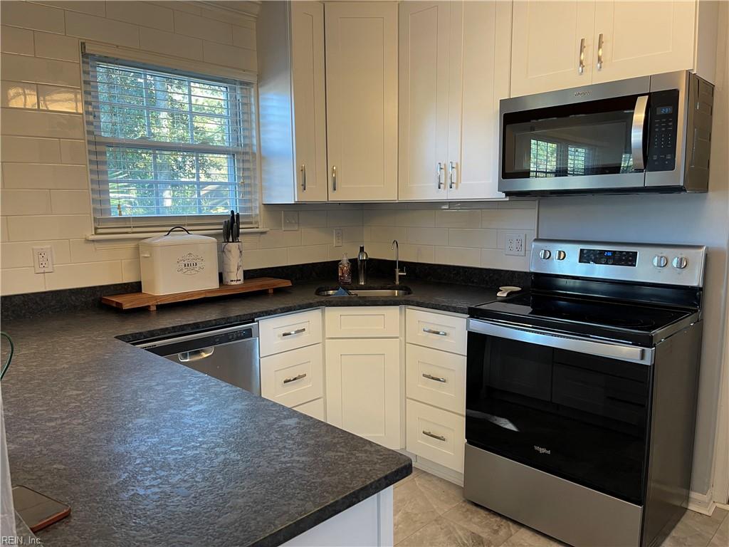1001 Barclay SQ