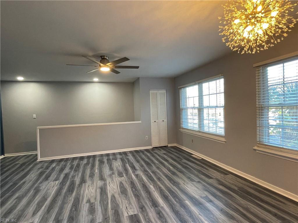 1001 Barclay SQ