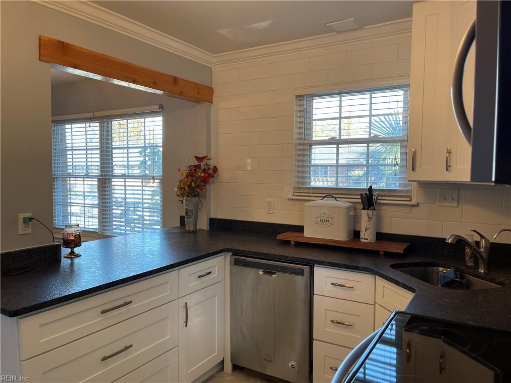 1001 Barclay SQ