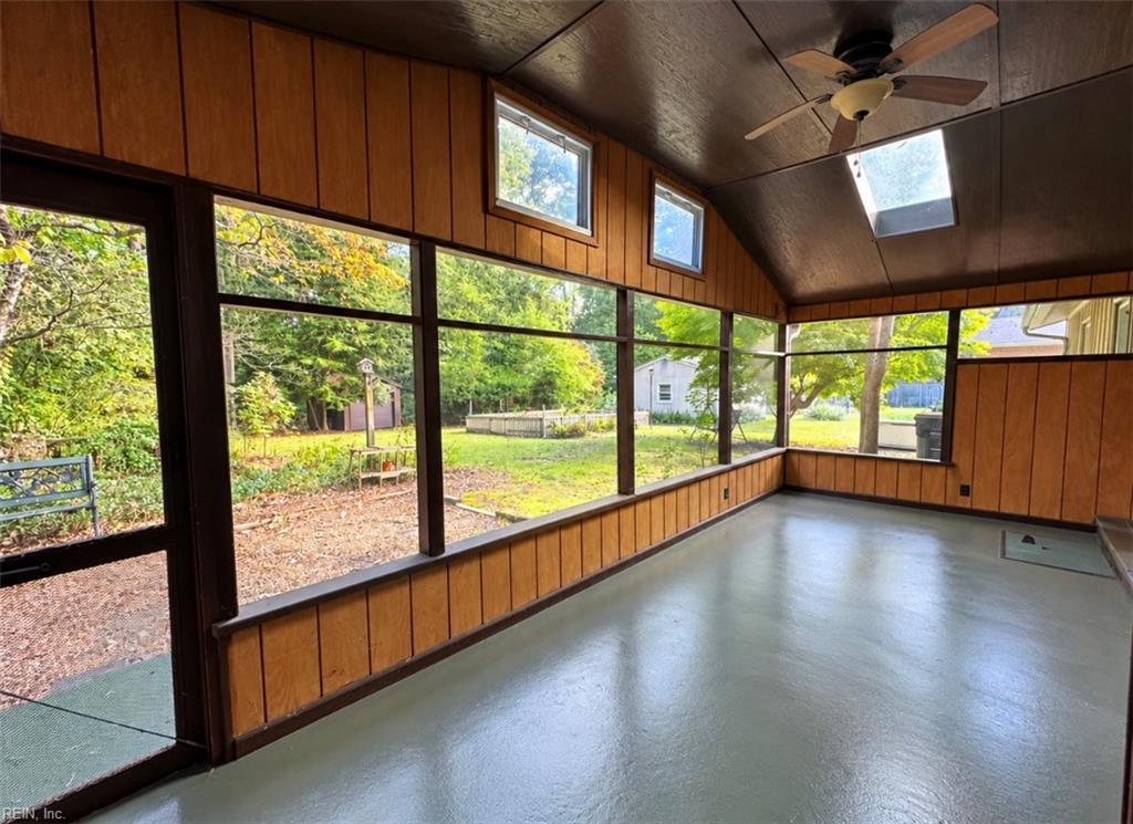105 Riverside DR