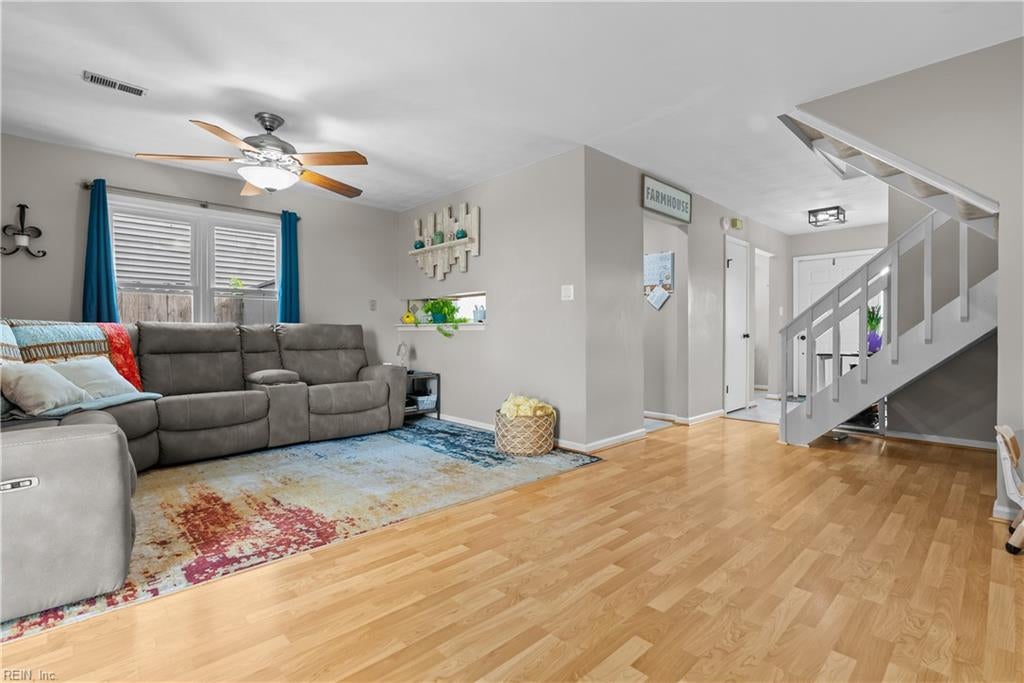 1083 Thompkins LN