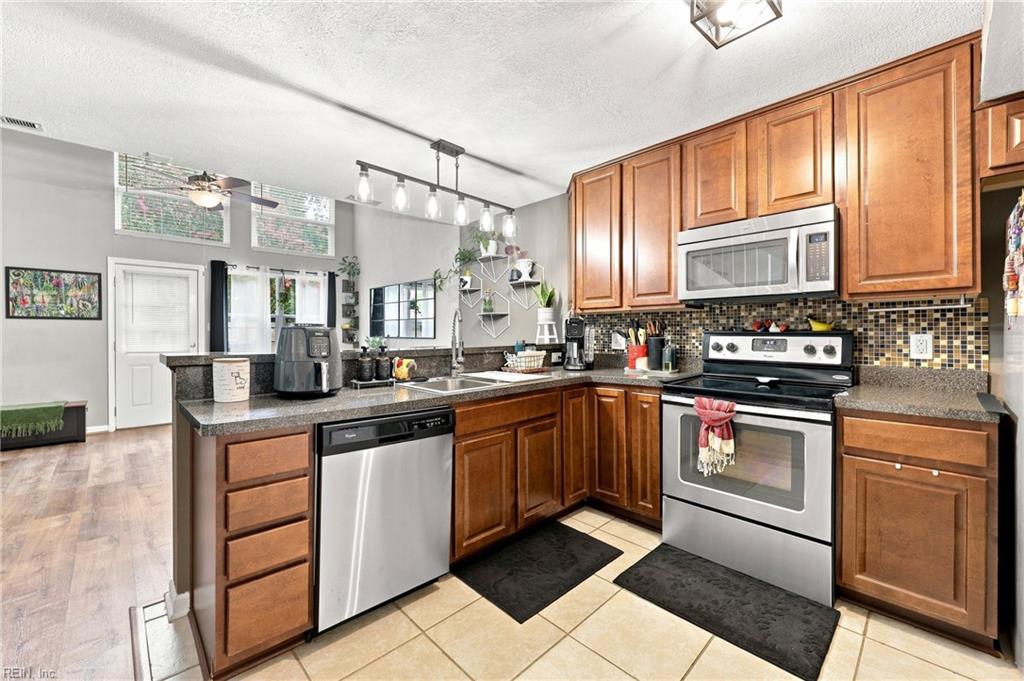1038 Smoke Tree LN