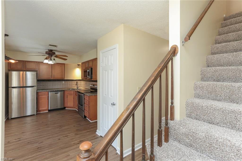 1325 Debbs LN