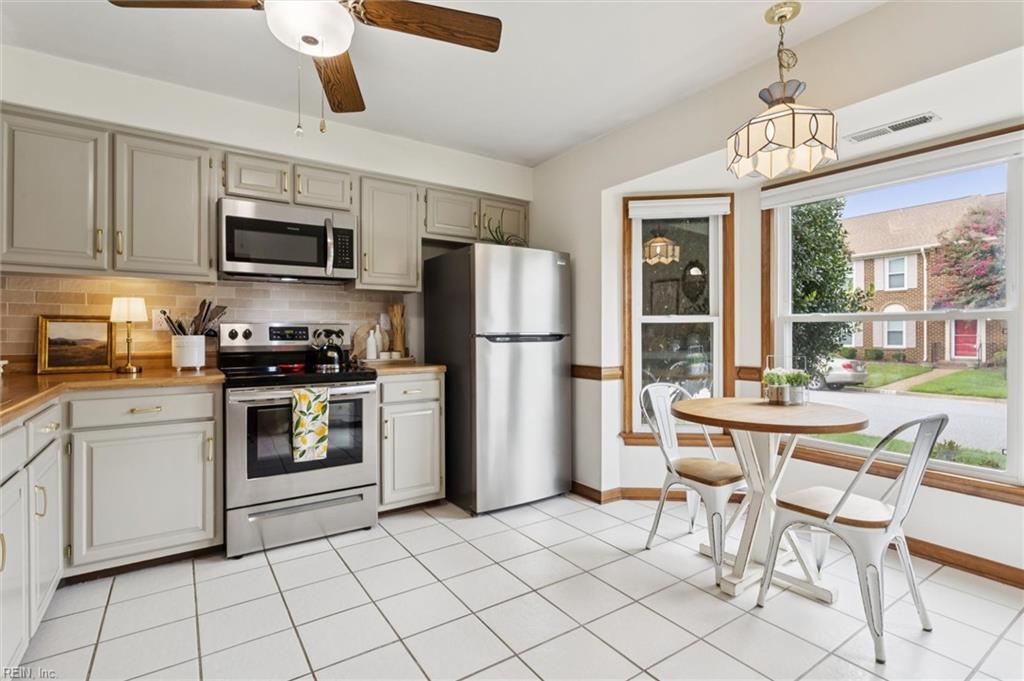 972 Colonial Meadows WAY