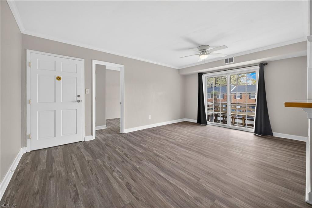 1010 Barclay SQ