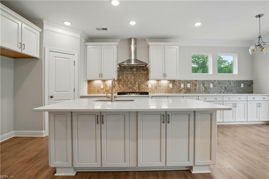 207 Saint Lukes LN