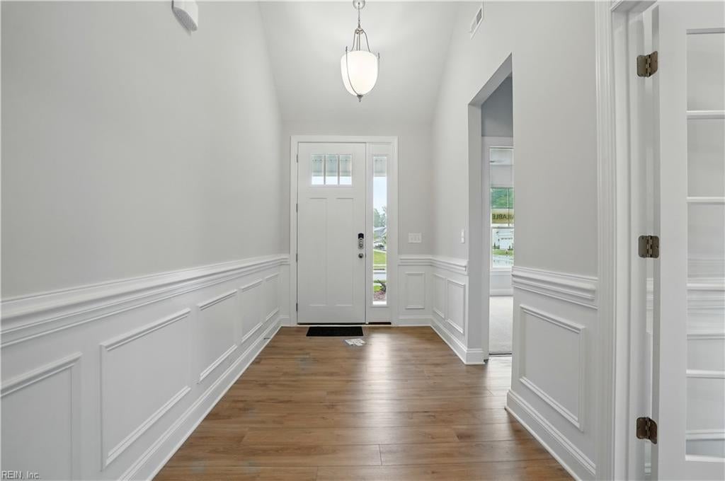 207 Saint Lukes LN