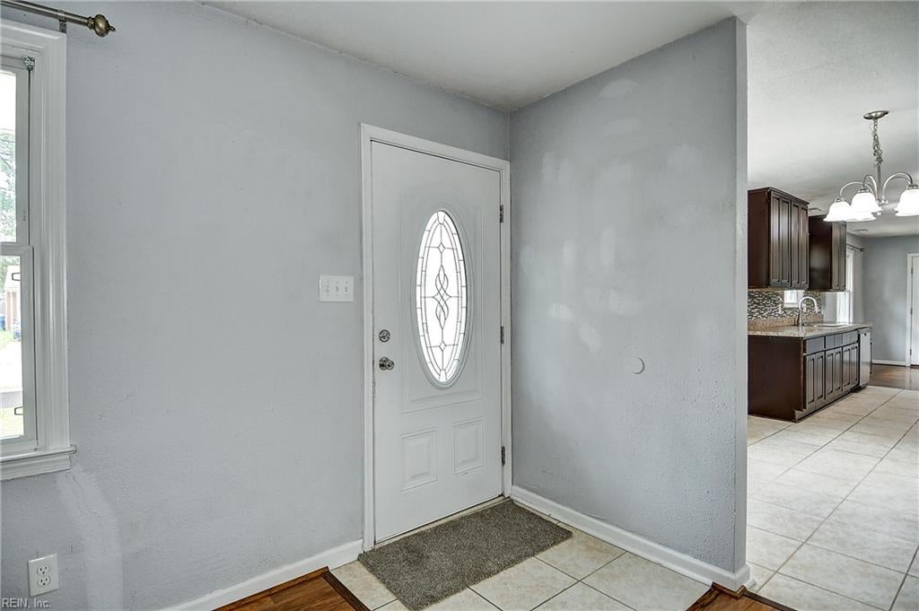 436 Dauphin LN