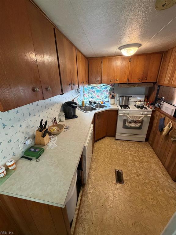 1328 Hawk AVE