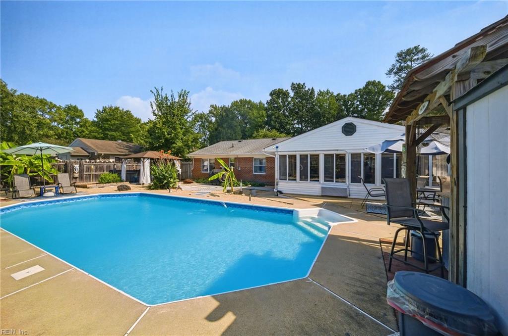 608 Brookside CT