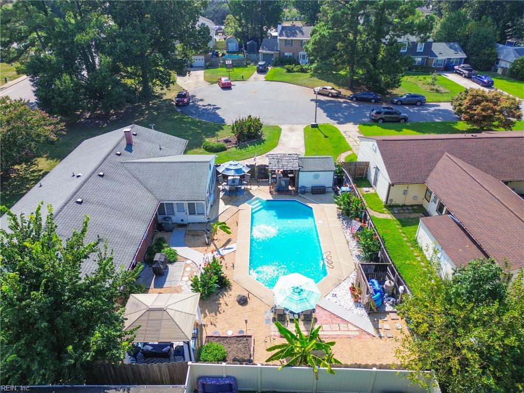 608 Brookside CT
