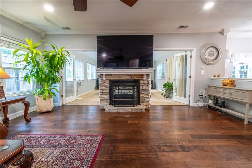 1841 Laurel Oak LN