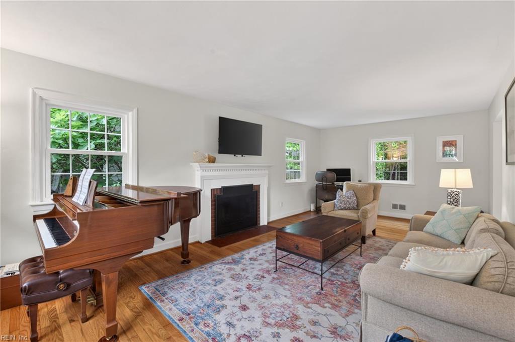 1106 Jamestown CRES