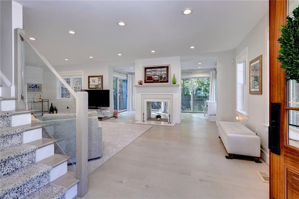 802 Riverside DR