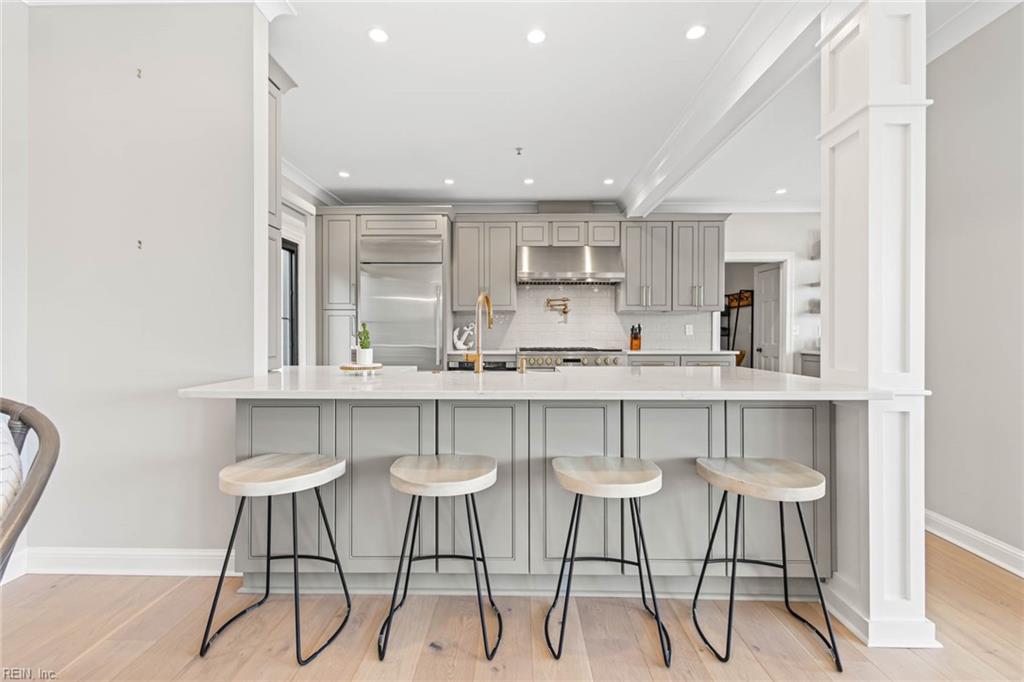 2021 Thomas Bishop LN