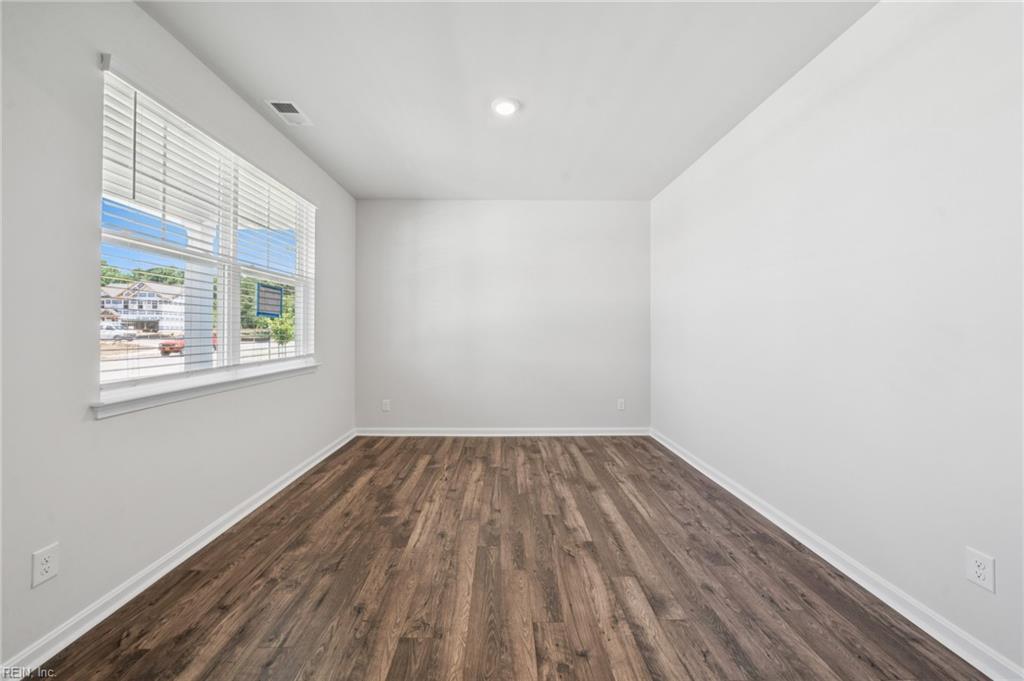 1017 Eastport PL