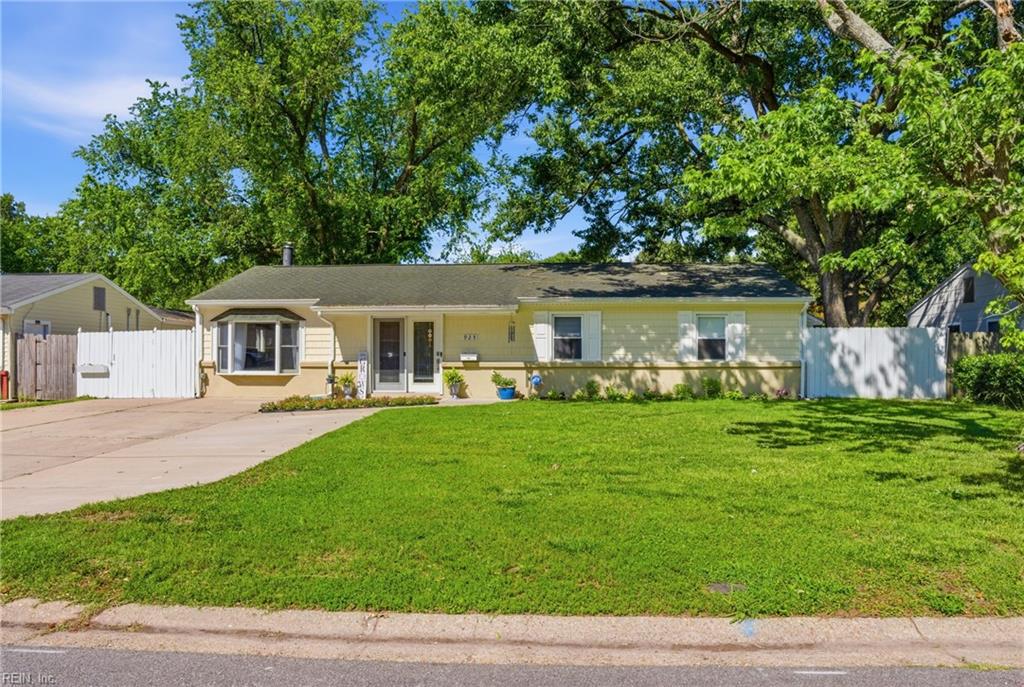 925 Lamplight LN