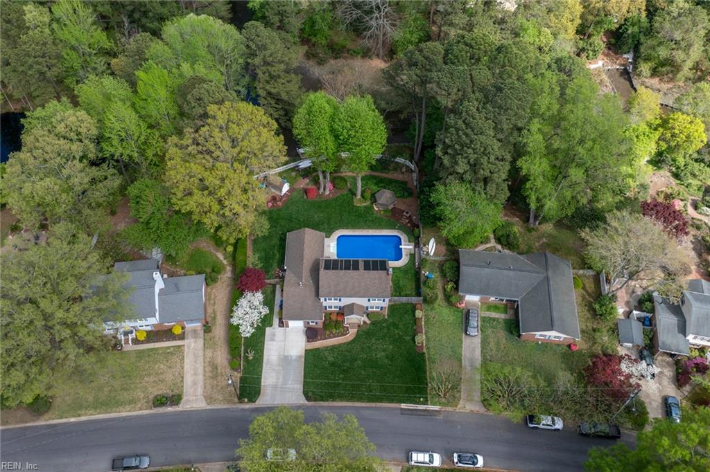 728 Queen Elizabeth DR