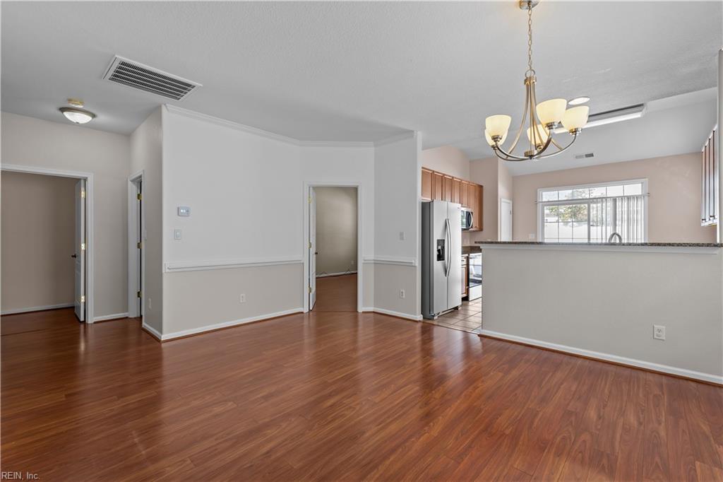 1001 Lambourne LN
