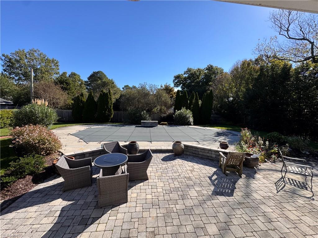 816 Queen Elizabeth DR