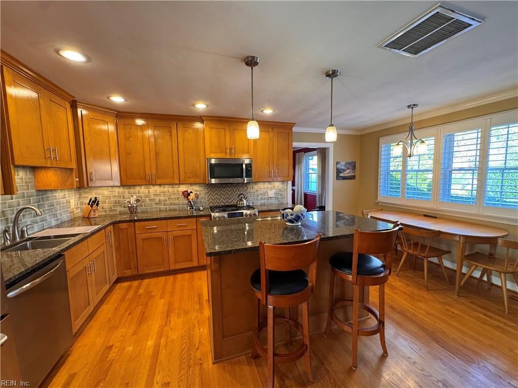 816 Queen Elizabeth DR