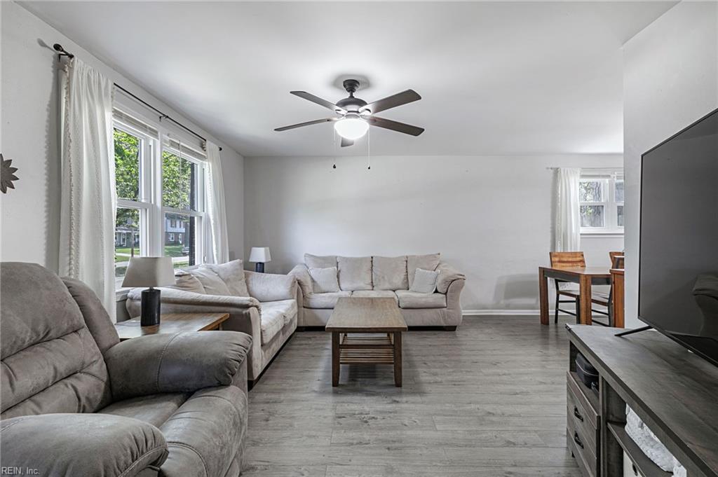 449 Dauphin LN