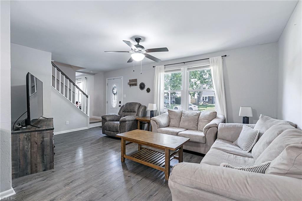 449 Dauphin LN